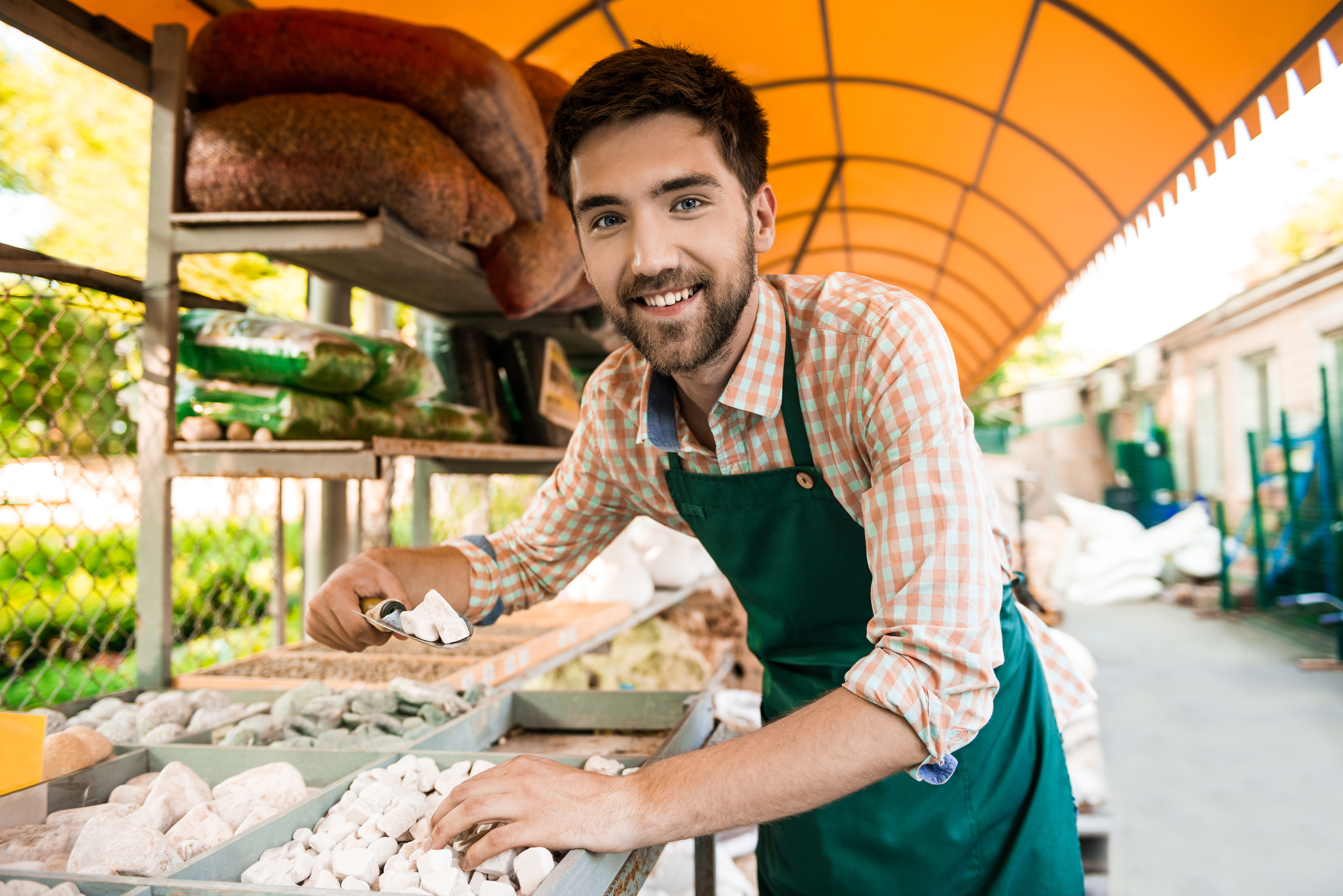 Emprendedor mexicano en su negocio