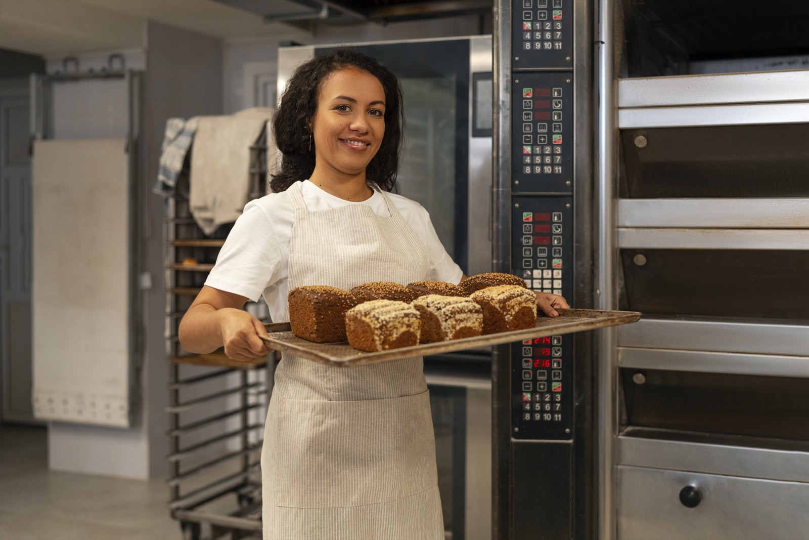 Emprendedora panadera mostrando su producción